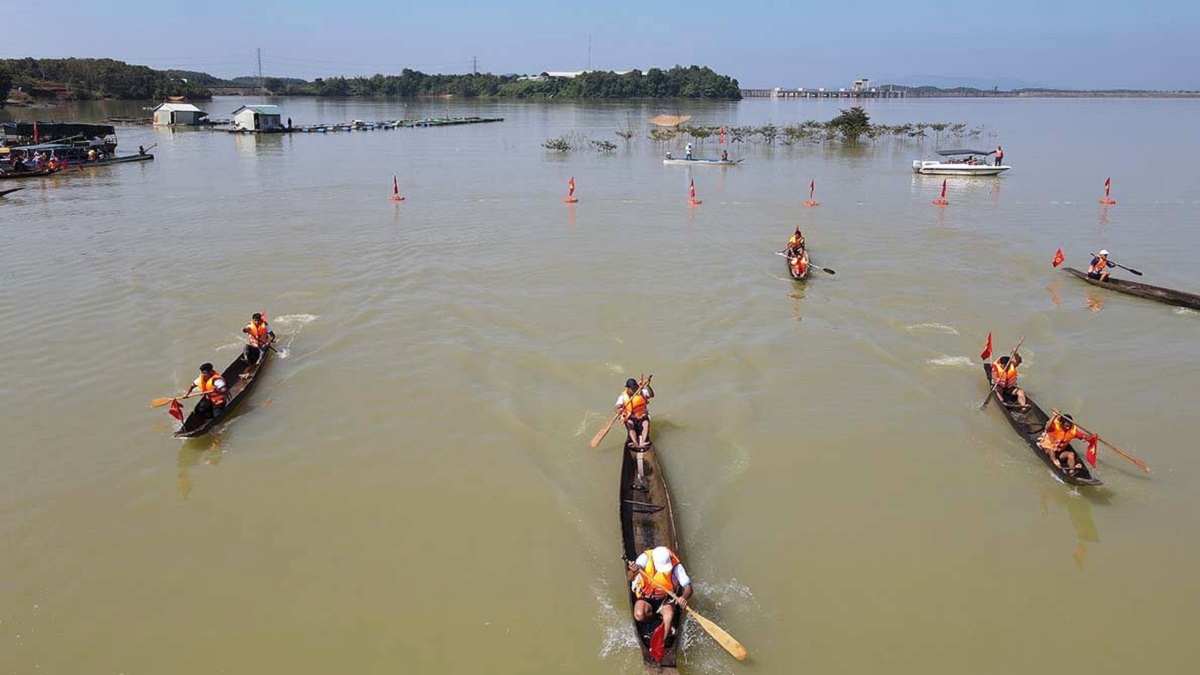 Hội đua thuyền độc mộc trên sông Pô Cô