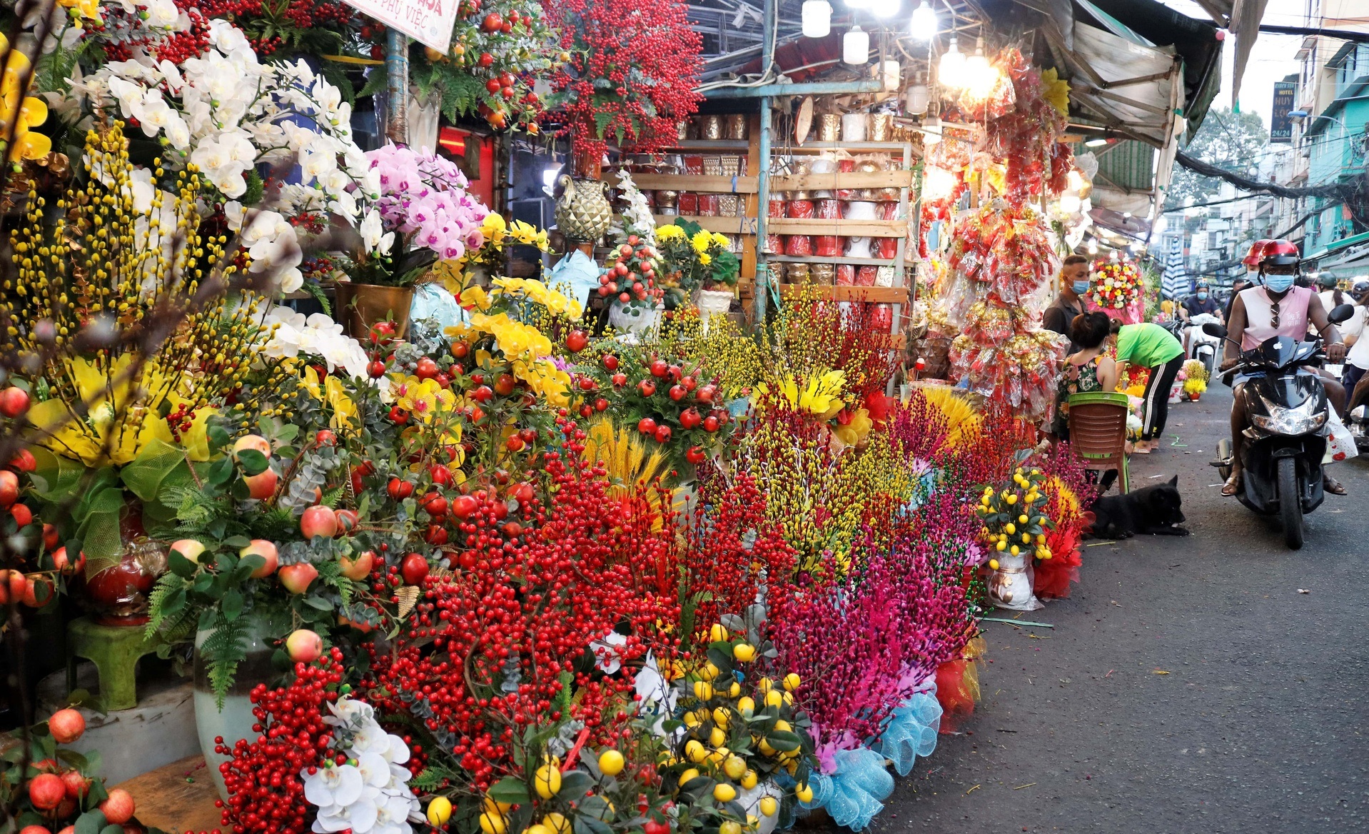 Chợ hoa Tết Hồ Thị Kỷ