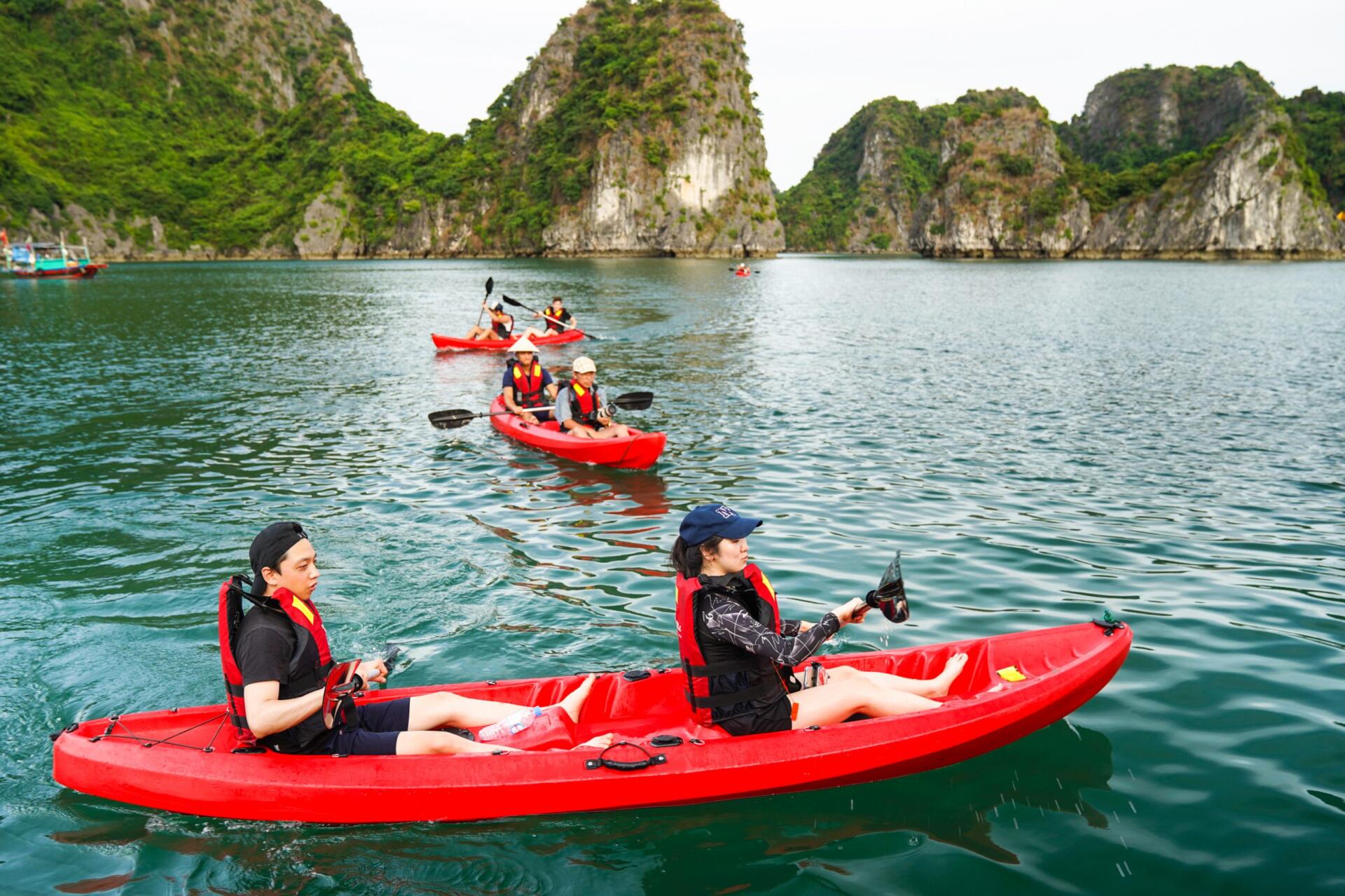 Chèo thuyền kayak trên làng chài Cống Đầm