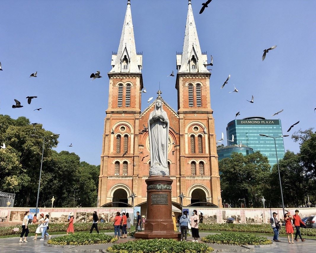 Khám phá vẻ đẹp kiến trúc Đức Bà, tượng trưng cho lịch sử và văn hóa của thành phố Hồ Chí Minh.
