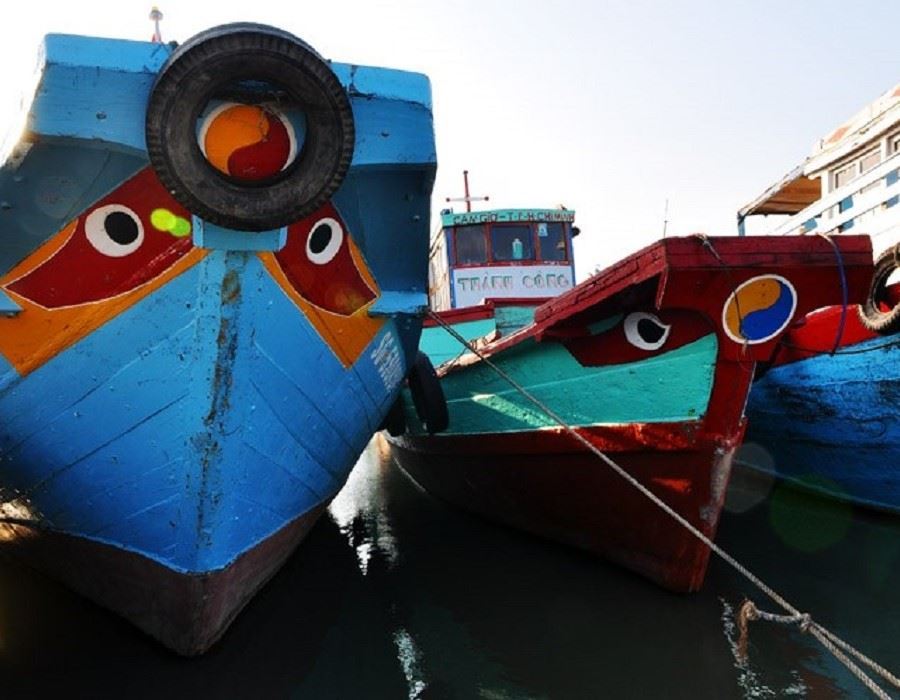 Tục vẽ mắt thuyền là một nét đặc trưng về nghệ thuật, tình yêu đối với văn hóa sông nước của người dân miền quê Việt Nam. Hình ảnh mắt thuyền sẽ vô cùng ấn tượng và đậm chất truyền thống.