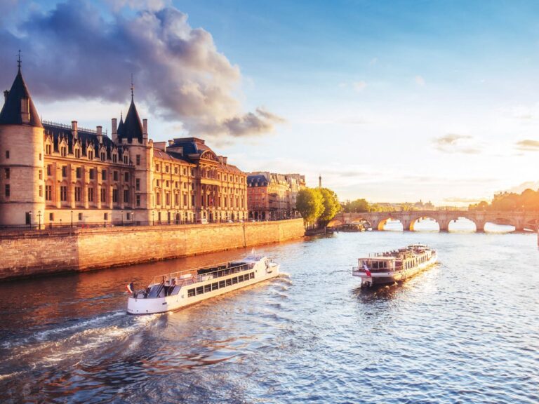 Du thuyền trên sông Seine - Thưởng ngoạn Paris - Saco Travel