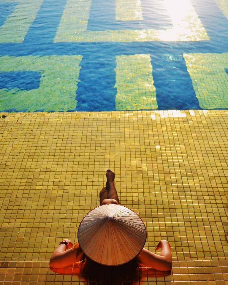 Sàn hồ bơi cũng được lót bằng gạch dát vàng tạo sự sang chảnh tuyệt đối