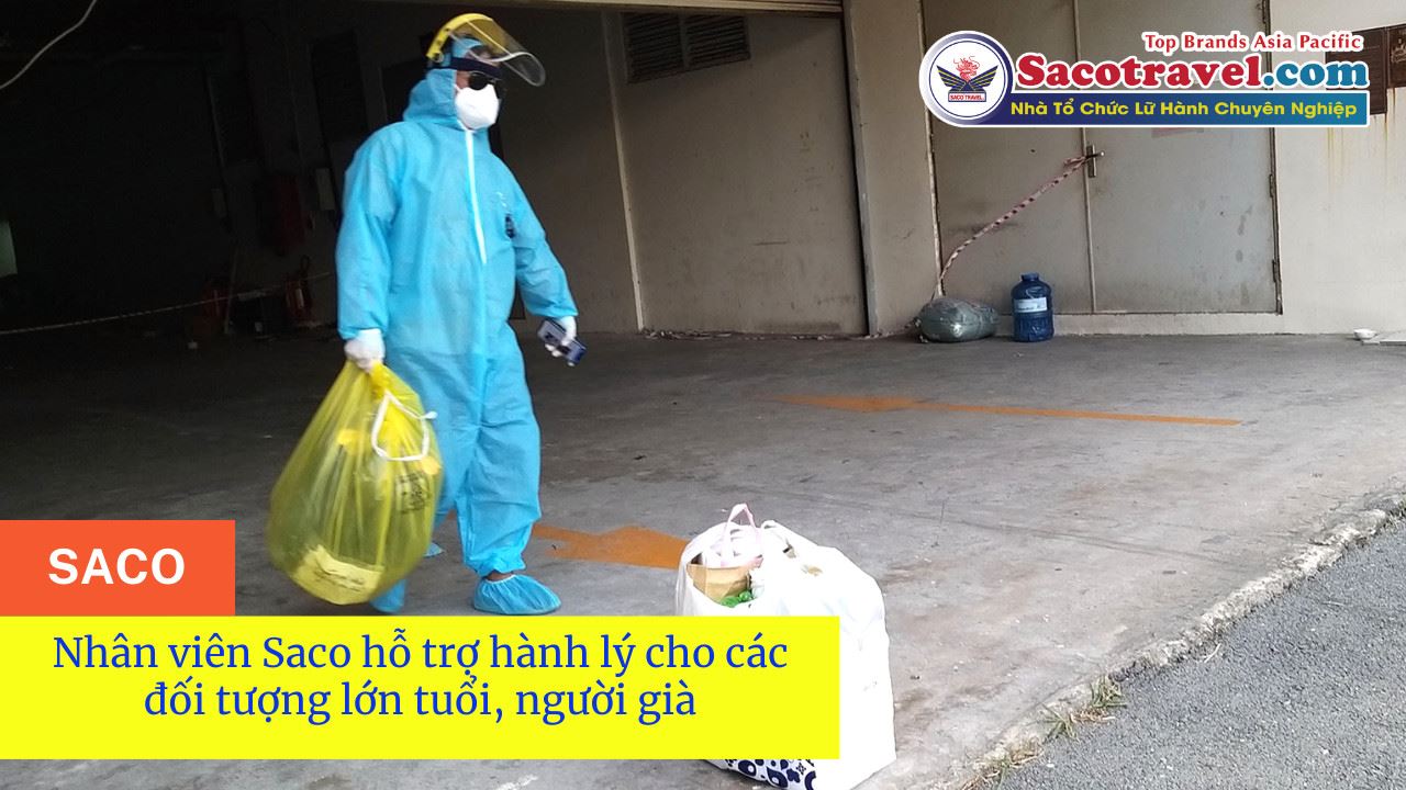 nhân viên saco hỗ trợ hành lý