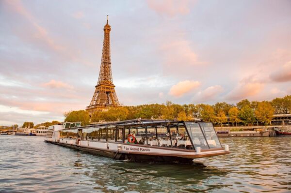 Du thuyền trên sông Seine - Thưởng ngoạn Paris - Saco Travel