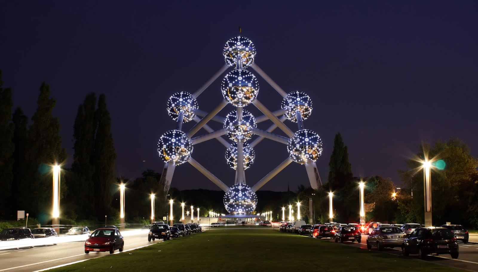 Mô hình Atomium của Bỉ Điểm đến rất thu hút ở Brussels